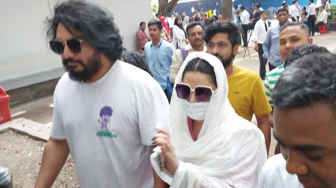 মাস্ক পরে আদালতে পরীমনি